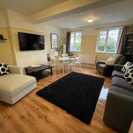 Spacious 4-Bed Contractors or Family