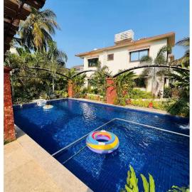4BHK Villa with Private Jacuzzi & Pool New, hotelli kohteessa Anjuna