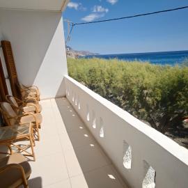 South Crete Escape - Beach Front Apartment 2، فندق في Paránimfoi