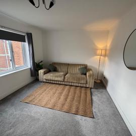 Lovely 2 bed close to town, station, shops & pubs