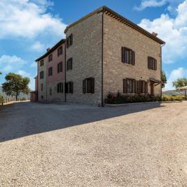 Apartment in a farmhouse with 2 swimming pools: Cagli'de bir otel