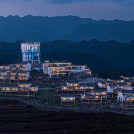 Zhangjiajie Fantasy Valley Resort Customized travel itineraries free shuttle service to the North and West Gates of the National Forest Park, and complimentary traditional ethnic costume try-on, מלון בז'אנגג'יאג'י