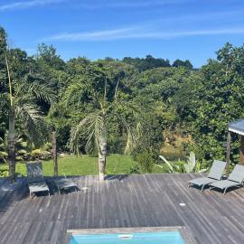 Secret River - Spacieuse villa de 5 chambres, 3 salle de bain, Piscine, spa avec plus de 400 ml de Rivière privée: Sainte-Rose şehrinde bir otel