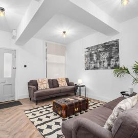 Stylish 3- Bed House - Near Wolverhampton City Centre - TVs in Bedrooms - Netflix 1CO, hotel a Wolverhampton