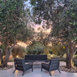 Villa Grioni, beach front villa with jacuzzi