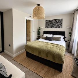 Nr Airport, Sleeps 6, 5 Beds, Private Parking