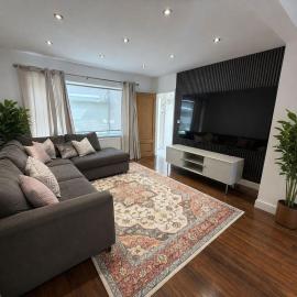 Spacious Cosy Large House - 9 Guests - UB7 Area - Near Heathrow