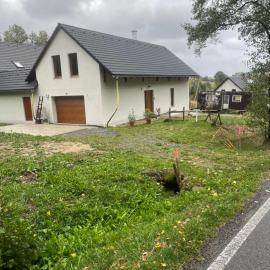 Dům mezi loukami โรงแรมในSněžné