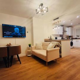 Modern 3 Bedroom Home with private parking 2 cars