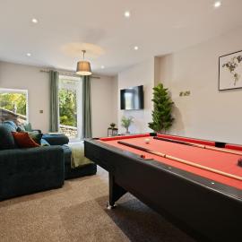Oughtibridge Valley House - 4 Bed Modern Holiday Cottage, Hot Tub and Games Room with Pool Table & FREE Parking - Sleeps up to 10 Adults - Hosted by StayHostSave