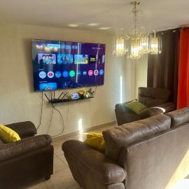 The Volcano View House، فندق في Apopa