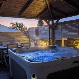 Moroccan 7 seater hot tub townhouse with disabled access apartment, sleeps 15, private off road parking space with EV point, inside accessible jaccuzi bath, Netflix and Wifi, near Argyle, boutique shops eateries and pubs