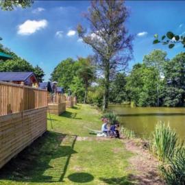 Lodge 1 Upton Lakes & Lodges Old Hill Cullompton Devon EX151RA, khách sạn ở Cullompton