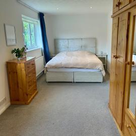 Spacious Ensuite Room with great Transport Links