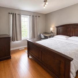 Private Queen Bedroom with Workspace, Dresser & Mini Fridge in Brampton Shared Home - 3 Baths, Full Kitchen, WiFi, Laundry & Deck - Near GO Station, Ideal for Work & Study!, hotel v destinácii Brampton