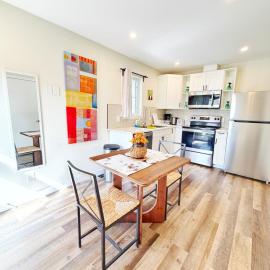 5 Min to UofA, Southgate Mall & Whyte Ave, Cozy Private Garage Suite