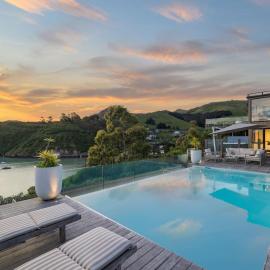 Hidden Paradise in ChCh -Pool, Spa & Harbour Views