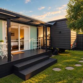 Cozy Tiny House in Garden Setting, 3 Minute Drive to Back Beach
