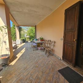 Casa VINCENZO 130 mq con portico ed ingresso esclusivo dal giardino, hotel in Felino