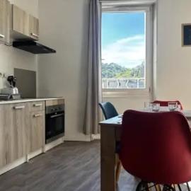 Bedroom Downtown Apartment with Parking and River View, hotel i Bédarieux