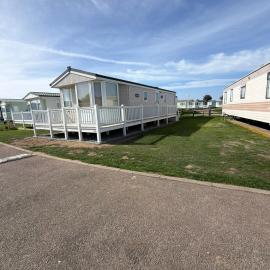 Lovely caravan with decking at Seabreeze Holiday Park in Hemsby ref 78098SB