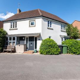 Modern 4 Bed Home Parking Near Basingstoke, хотел в Бейсингсток