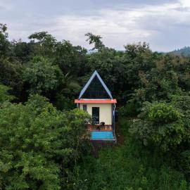 Tiny GreenHaven Villa by Roamigo، فندق في Agashi