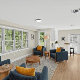 Enjoy quiet nights with a fireplace in Bellport home, מלון בBellport