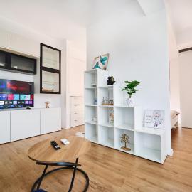 Velora Residence, Modern 2 room apartment, underground free parking, fast WI-FI, great location, Self check in, free cancelation, Hotel in Timişoara