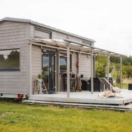 Tiny House z tarasem nad wodą, w sercu natury by Nestri: Przybyszowy şehrinde bir otel
