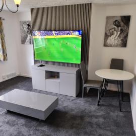 3 Bed Apt for Contractors & Business Bridgend, хотел в Blackmill