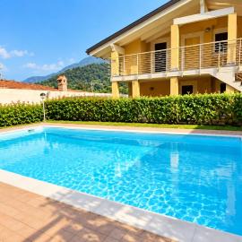 Attico with swimming pool, khách sạn ở Lenno