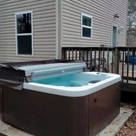Teddy Bear Cabin- Hot tub, king bed, Large Deck, Pool table