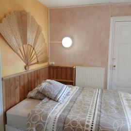 chambre chez l'habitant, axe A62, à 20 min d' ouest d'Agen, parking dans la rue gratuit, accès cuisine, convivial