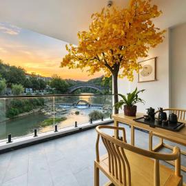 Twelve Cities Mountain View Hot Spring-Pool Holiday Homestay Near Waterfall-English Service-Free Shuttle from Furong Town High-speed Railway Station, hotel Vangcunban