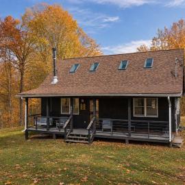 Seventeen Pines - Chic Catskills Cabin with Fireplace & Loft on 17 Acres, hotel di Roscoe