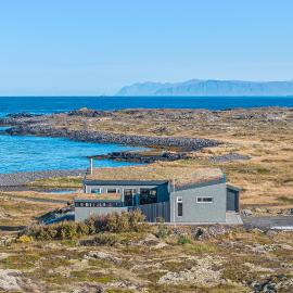 Hvassahraun Cabin by the Sea, hotel en Vogar