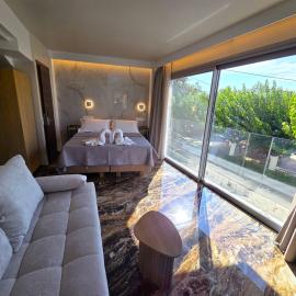 IriDium Art Suites, hotel a Amarinthos