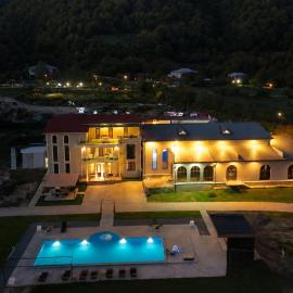 Gonadze Vineyards Hotel, hotell i Ambrolauri