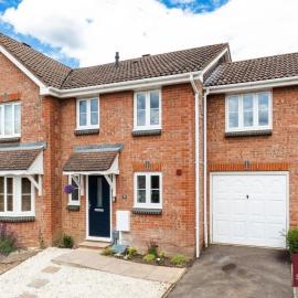 Guildford - 3 Bedroom House - Driveway Garden