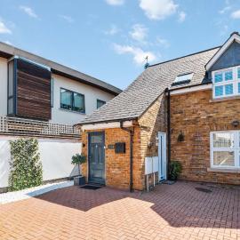 Weybridge - 2 Bed - parking