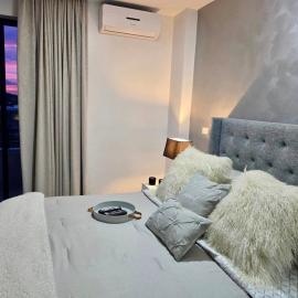 Contemporary dream stay by Av Escazu CIMA hospital: Ayala'da bir otel