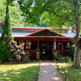 The Bell Moon Cottage Half a Block from Downtown