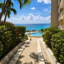 Seaside Serenity - Pools & Beach Access, hotel u gradu Cupecoy