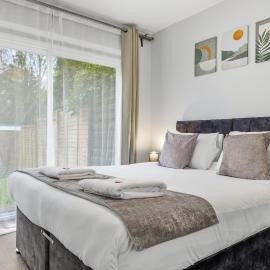 4 Bed House - Free Parking - 8 min LGW Airport