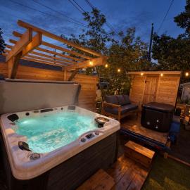 Sip and Soak, hotel-style room