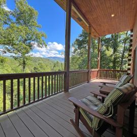 Holly View Large Multi-Level Living Cabin Close to Town with Gorgeous Views, hotel di Bryson City