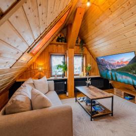 Cosmic Living Hideaway Cozy Attic with Parking & Wi-Fi