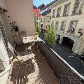 Old Town Oasis with 4 Beds, Balcony & Office