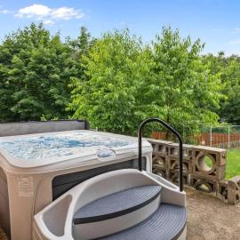 Mount Washington Home with Private Deck Sleeps 16